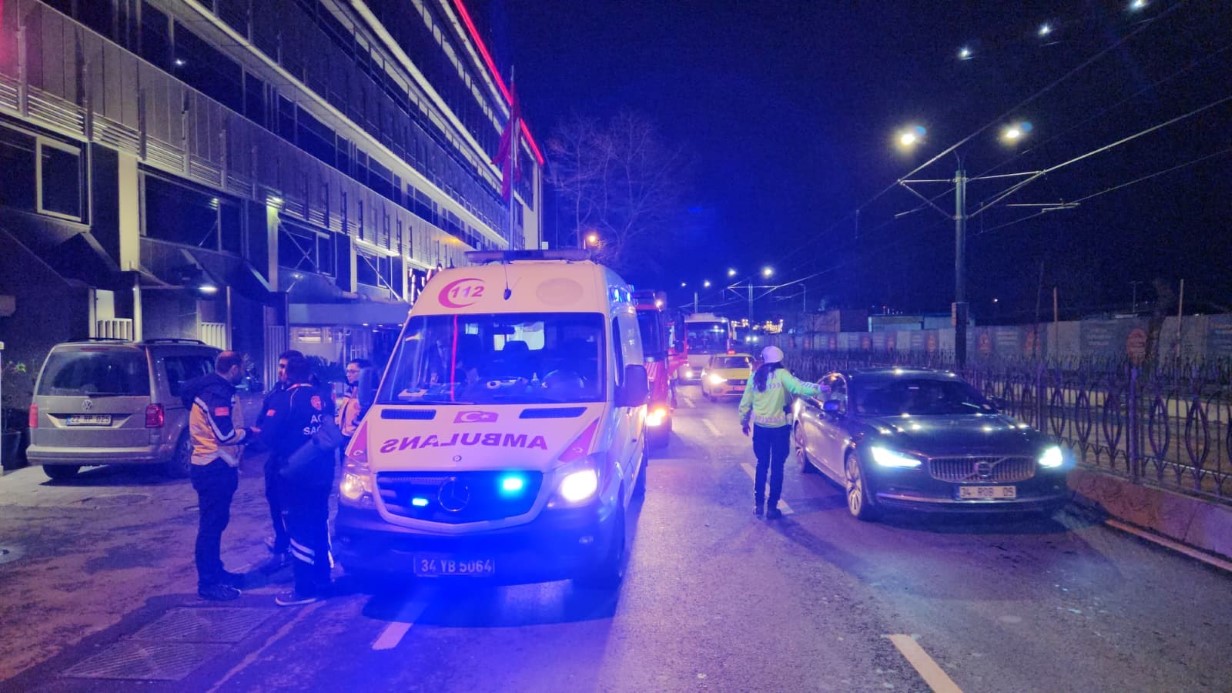 Beyoğlu’nda otelde çıkan yangında mahsur kalan 3 kişi ve bir köpek kurtarıldı