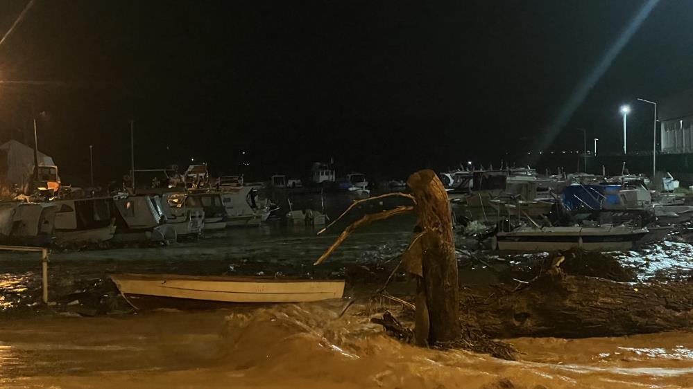 Çanakkale’de sağanak yağış nedeniyle Kepez Çayı taştı, sahil yolu trafiğe kapatıldı
