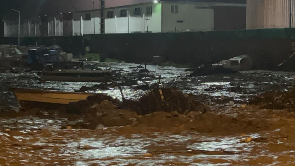 Çanakkale’de sağanak yağış nedeniyle Kepez Çayı taştı, sahil yolu trafiğe kapatıldı