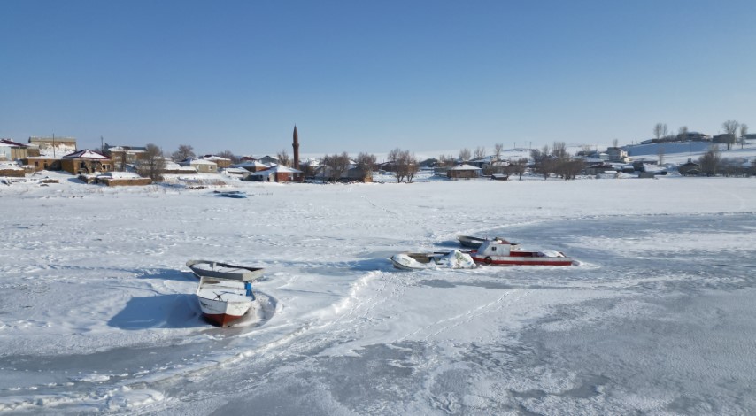 Bitlis’te tüm göller buz tuttu