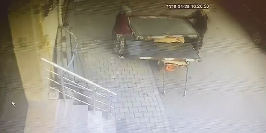 Güpegündüz hırsızlık: İki kadın dev panelleri çekçeke yükleyip götürdü