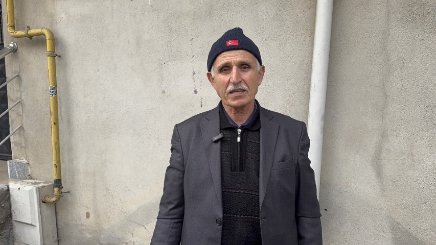 Güpegündüz hırsızlık: İki kadın dev panelleri çekçeke yükleyip götürdü