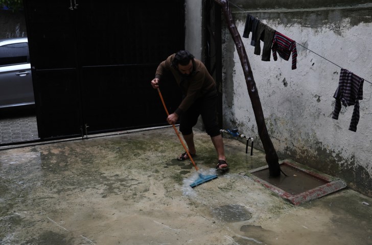 Adana’da şiddetli yağış yolları göle çevirdi, apartmanları su bastı