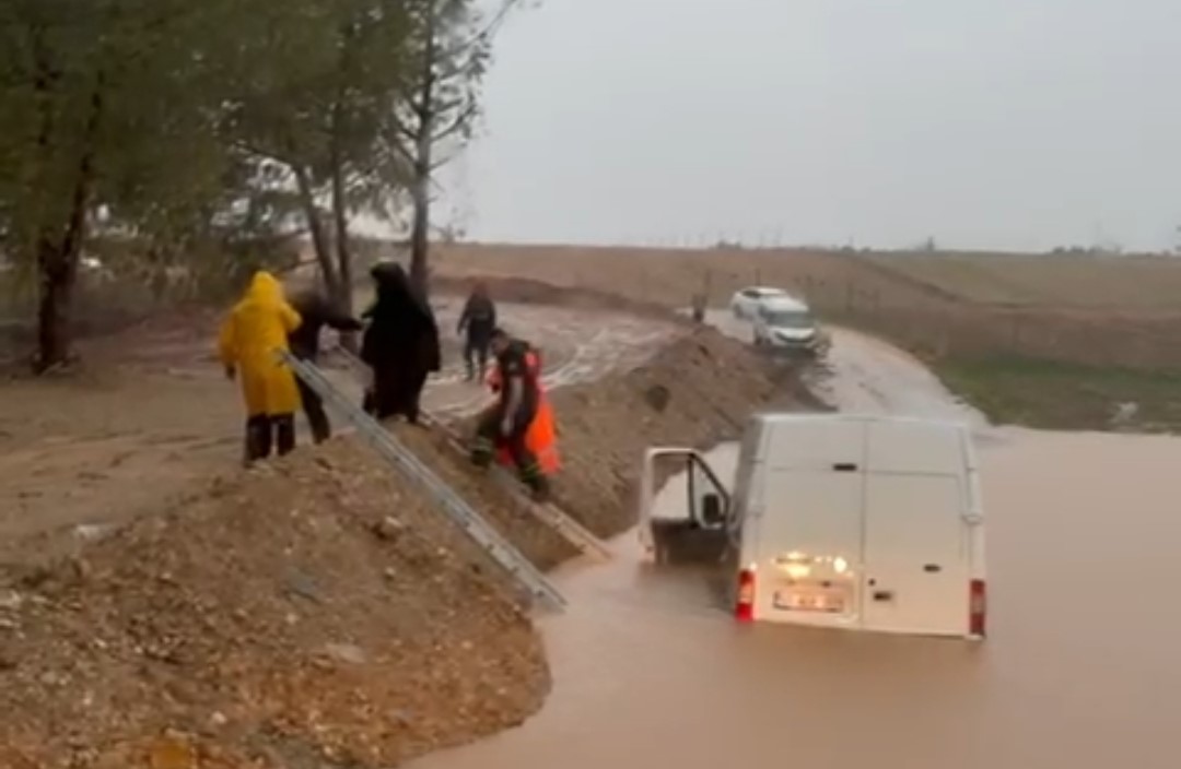 Adana’da sağanak hayatı felç etti: Araçlarında mahsur kalan vatandaşları itfaiye kurtardı