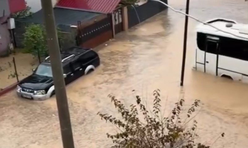 Adana’da sağanak hayatı felç etti: Araçlarında mahsur kalan vatandaşları itfaiye kurtardı