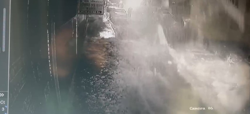 Çatıdan kar kütleleri düştü: Bir şahıs koşarak saniyeler içerisinde kurtuldu