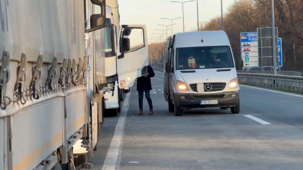 Schengen vize protestosu AB sınırlarını kilitledi, tırlar kilometrelerce kuyruk oluşturdu
