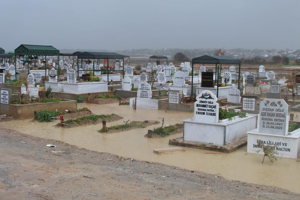 Adana’da kanal taştı, mezarlar sular altında kaldı
