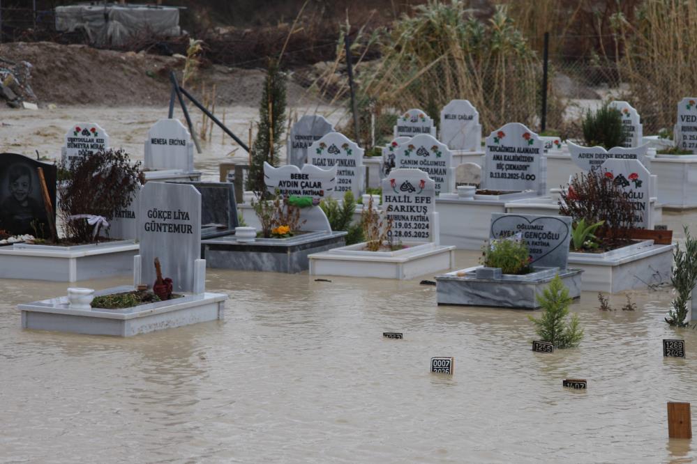 Adana’da kanal taştı, mezarlar sular altında kaldı