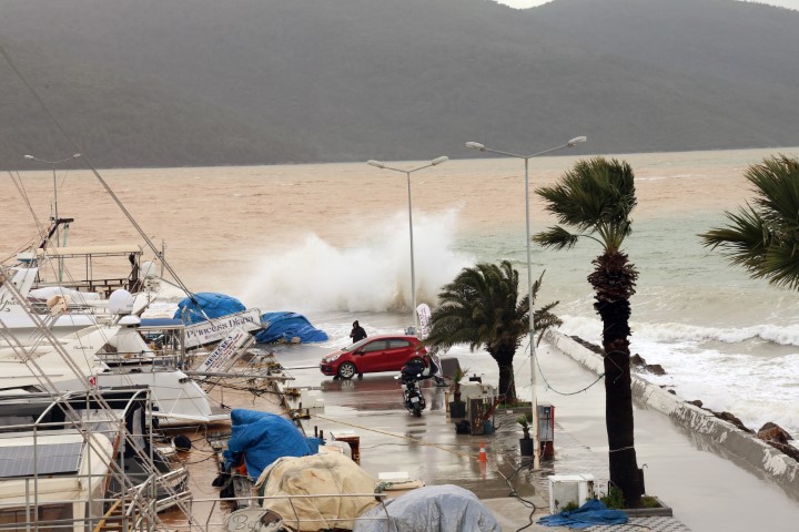 Akyaka’da denizin rengi kahverengiye döndü