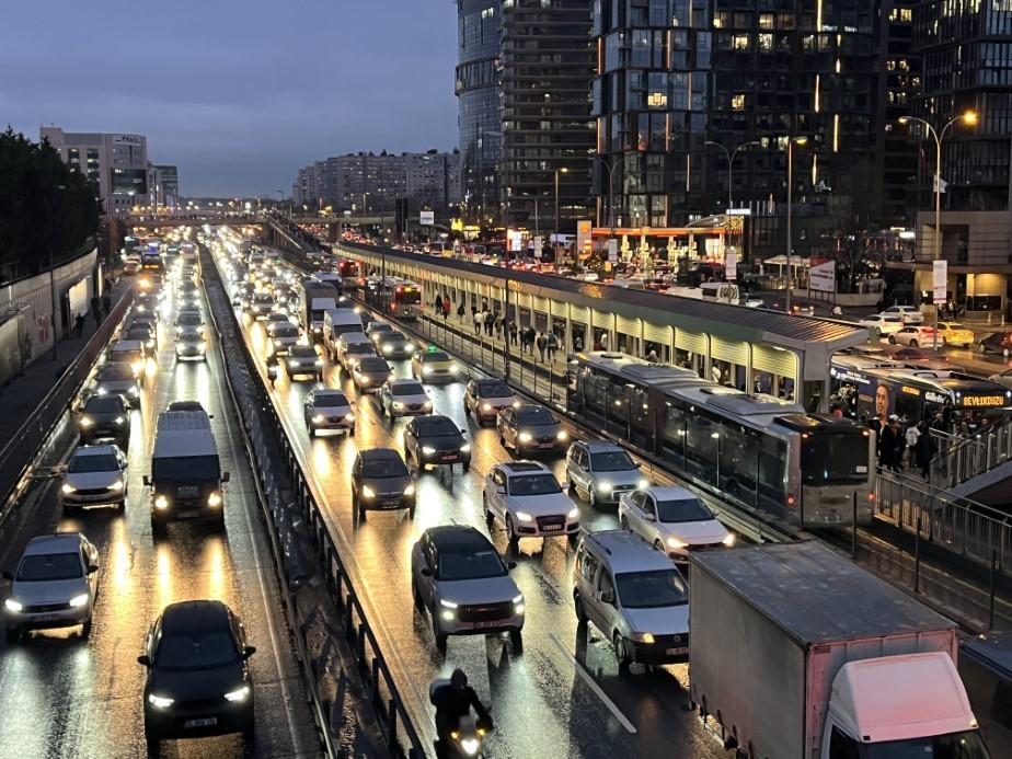 İstanbul’da trafik yoğunluğu yüzde 87’e ulaştı