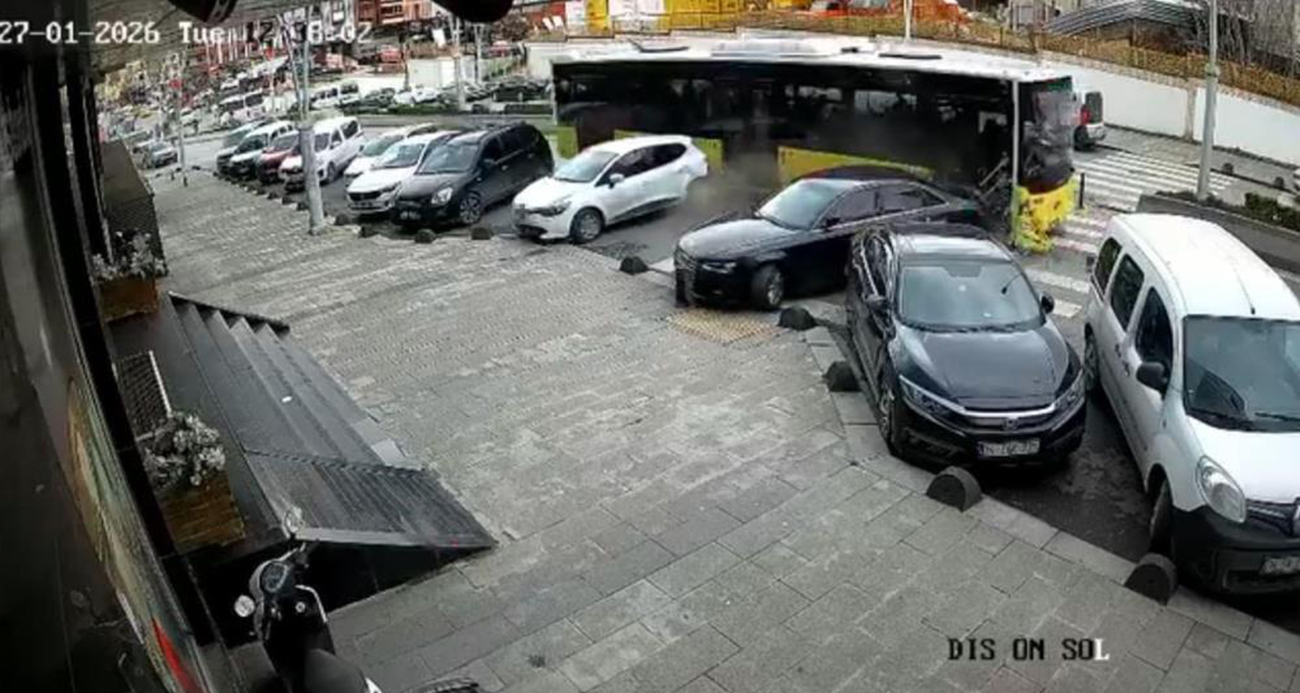 Esenler’de İETT otobüsü park halindeki araçlara çarptı