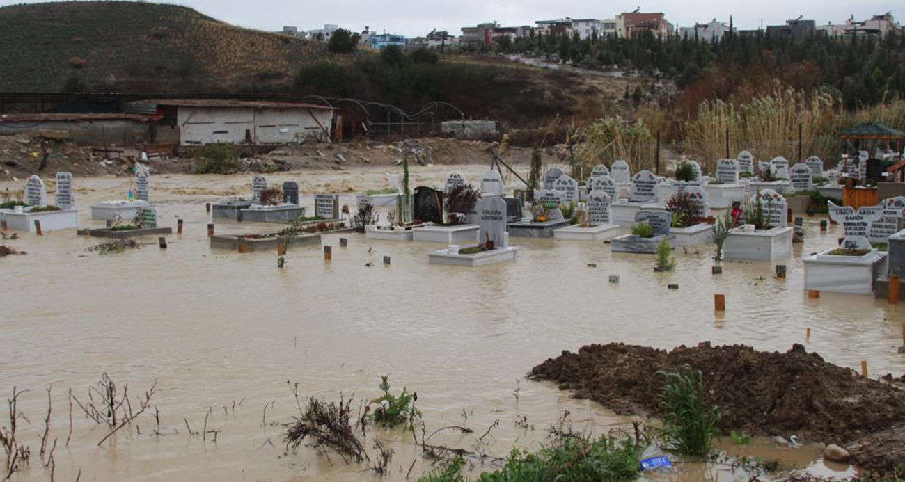 Adana’da kanal taştı, mezarlar sular altında kaldı