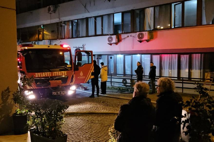 Beyoğlu’nda otel yangını: 3 kişi ve bir köpek kurtarıldı