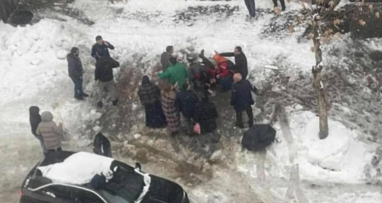 Çatıdan düşen kar kütlesinin altında kalan kadın hayatını kaybetti
