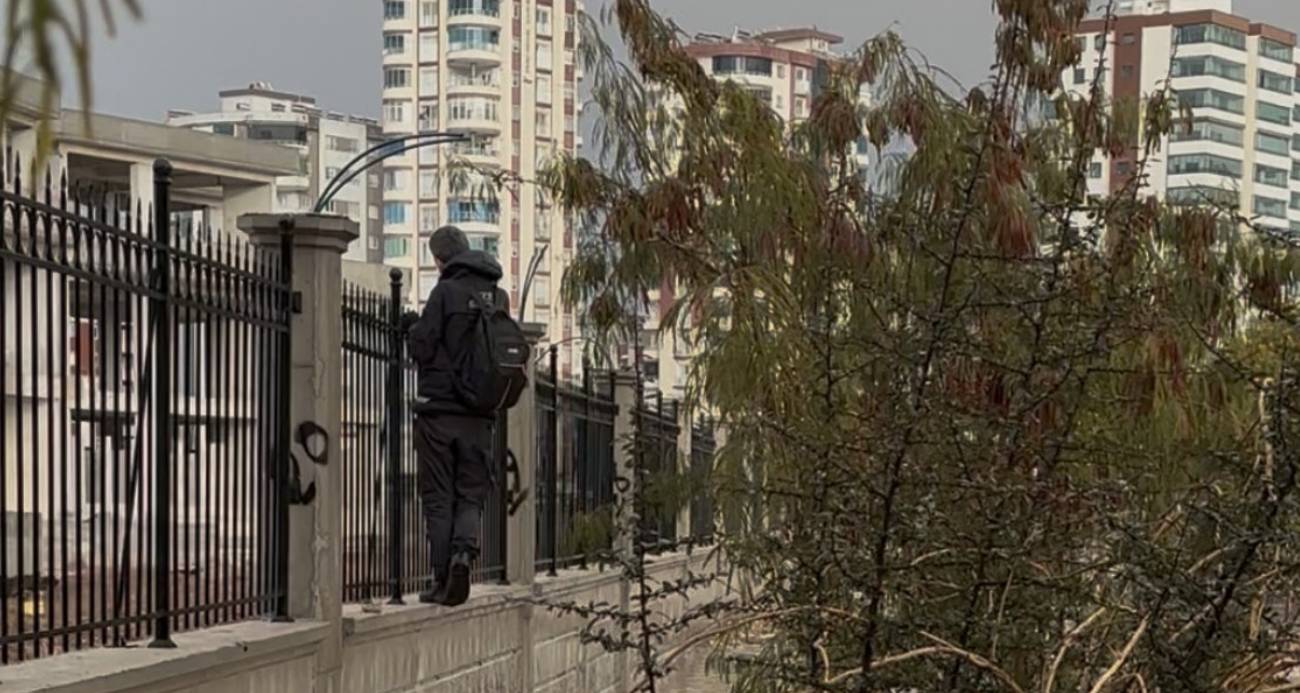 Selde kaldırım kayboldu, hastane duvarından yürüyerek geçti