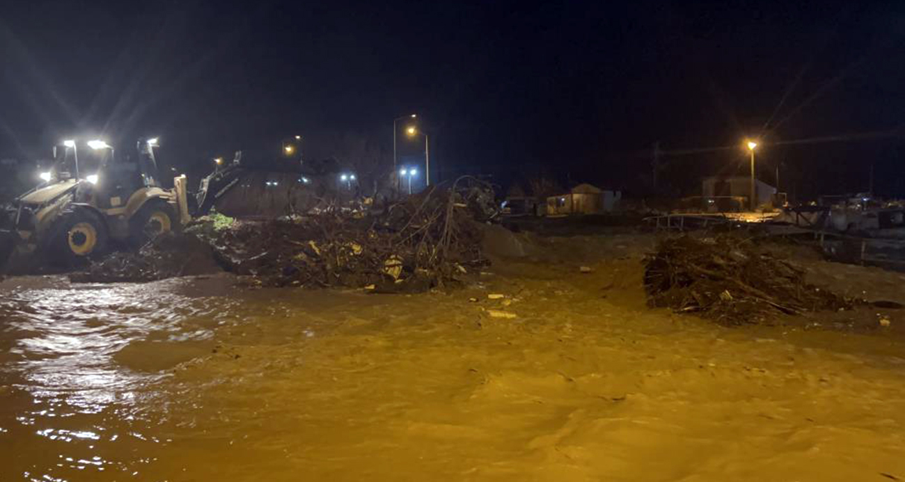Çanakkale’de sağanak yağış nedeniyle Kepez Çayı taştı, sahil yolu trafiğe kapatıldı