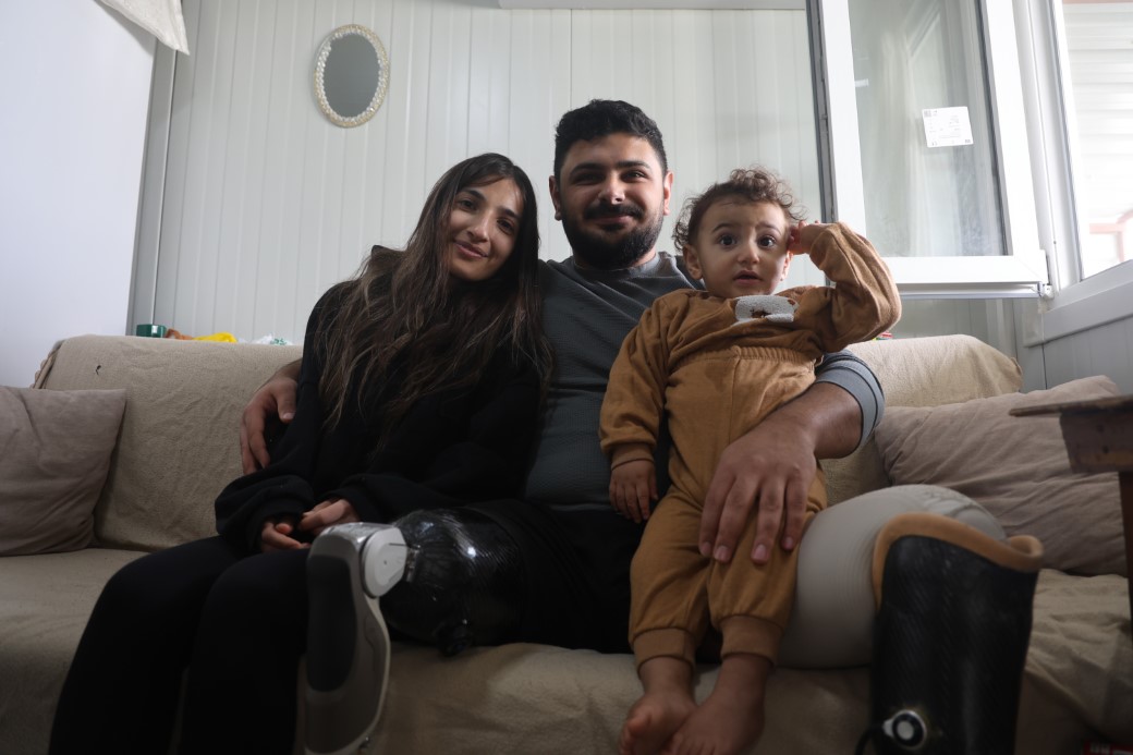 Protez bacaklarıyla yeniden yaşama tutunan depremzede Emre, yuva kurup evlat sahibi oldu