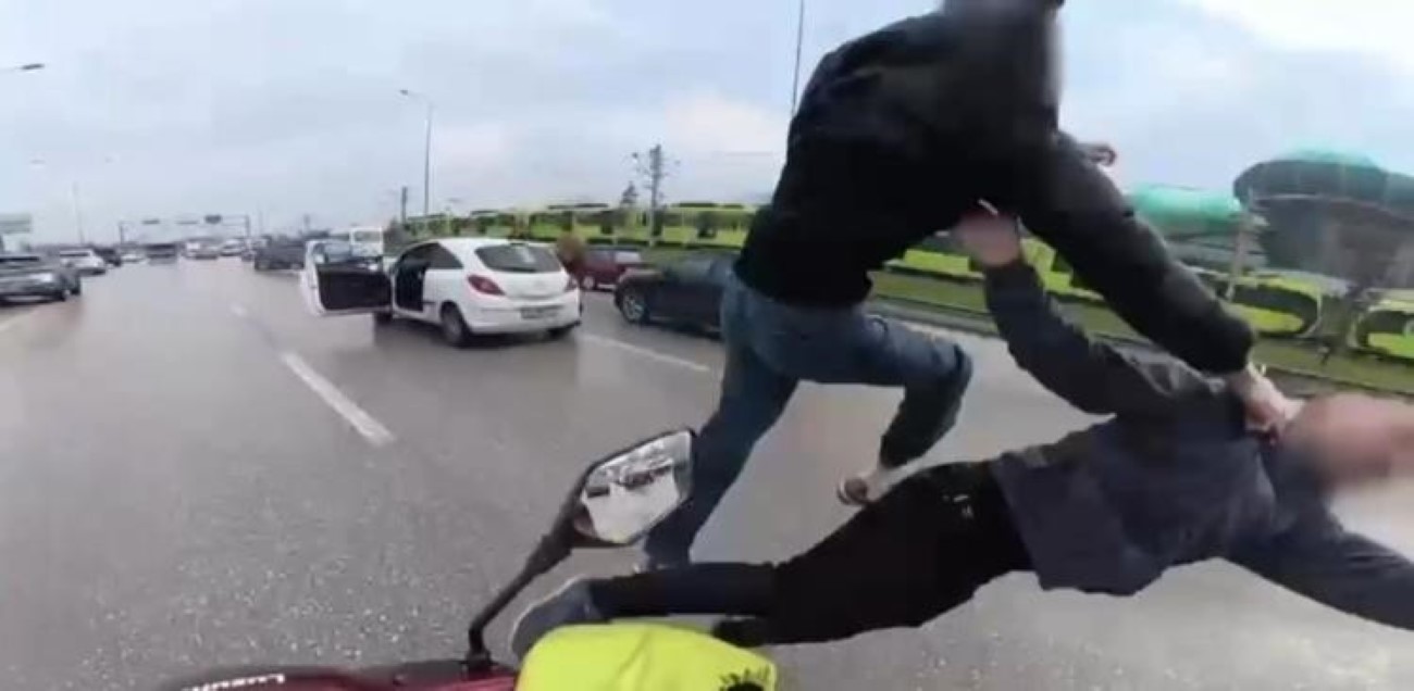 Uçan tekmelerin bedeli ağır oldu... Ehliyetlerine el konuldu, psikotekniğe sevk edildi