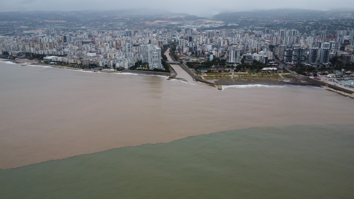Sel sonrası deniz kahverengi oldu, sahiller odun doldu