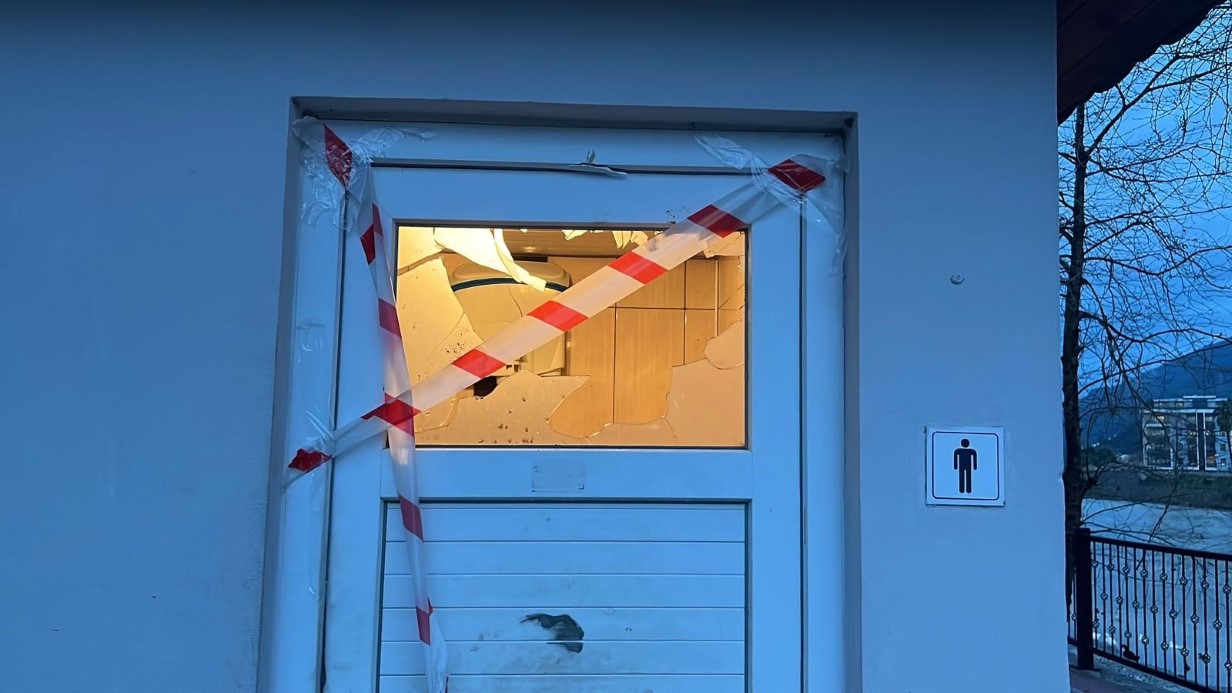 Bisikletli magandalar sürücülerin kabusu oldu: Araçların lastiklerini kesip tuvalete zarar verdiler