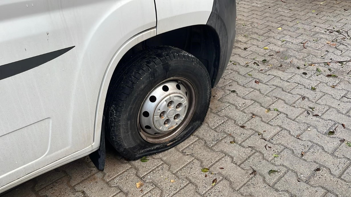 Bisikletli magandalar sürücülerin kabusu oldu: Araçların lastiklerini kesip tuvalete zarar verdiler