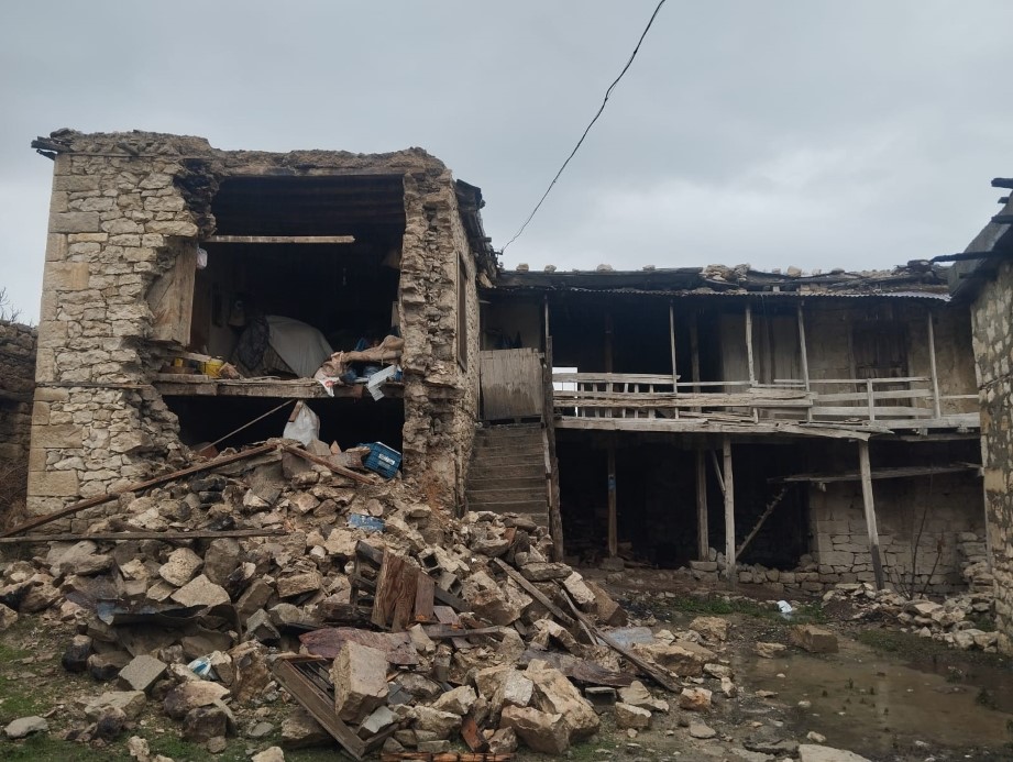 Komşusu ’adam öldü evi de yıkıldı’ dedi o anda ev çöktü