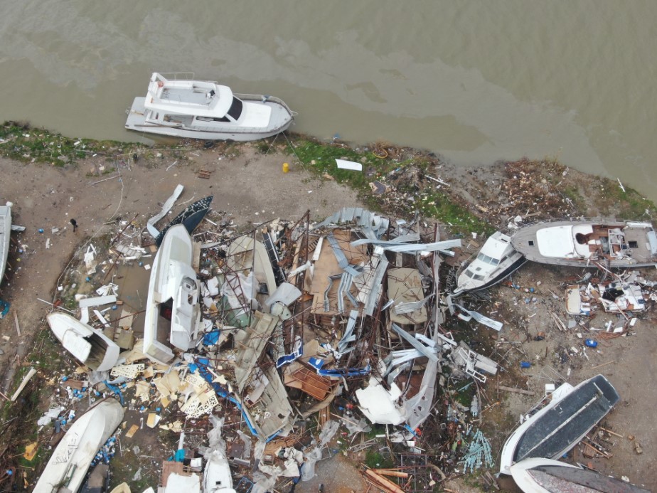 Antalya’da hortumun vurduğu tekneler vinçlerle kurtarılıyor