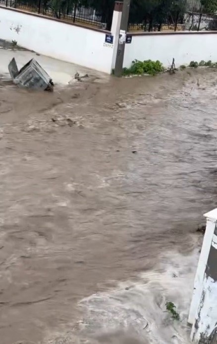 İzmir sağanağa teslim: Yollar ve tarım arazileri sular altında