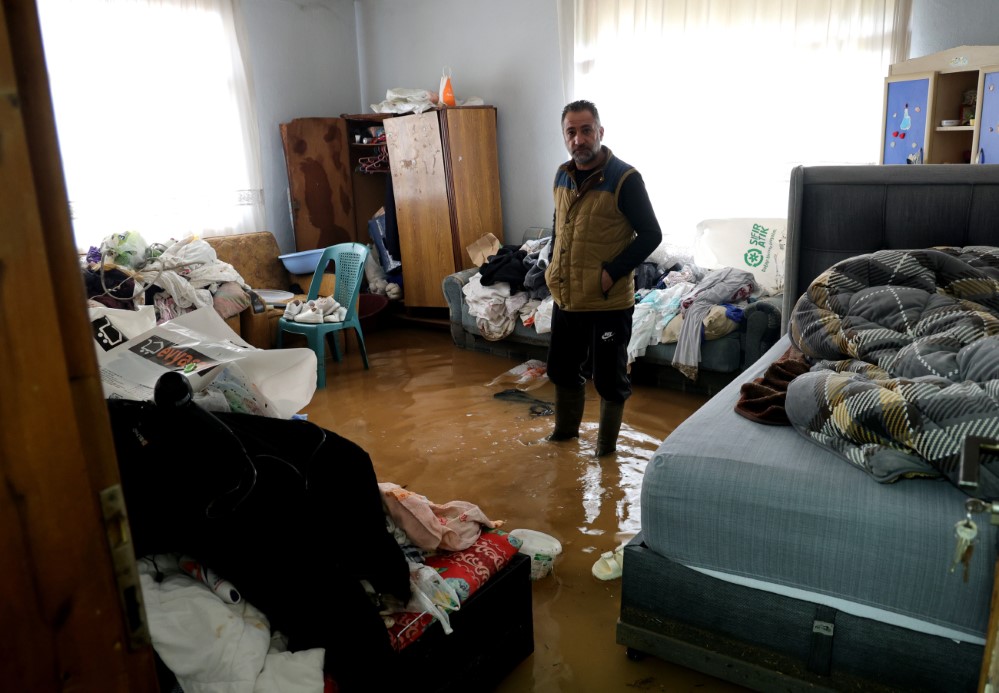 Adana’da selden geriye ıslak eşyalar, çamurlu yollar kaldı: Evlerini su basan vatandaşlar o anları anlattı