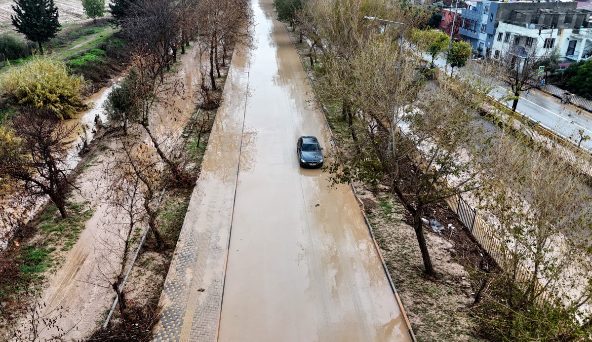 Adana’da selden geriye ıslak eşyalar, çamurlu yollar kaldı: Evlerini su basan vatandaşlar o anları anlattı
