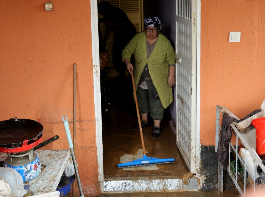 Adana’da selden geriye ıslak eşyalar, çamurlu yollar kaldı: Evlerini su basan vatandaşlar o anları anlattı