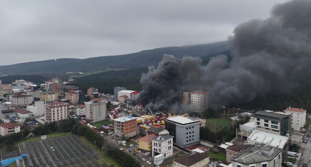 Ataşehir’de korkutan fabrika yangını