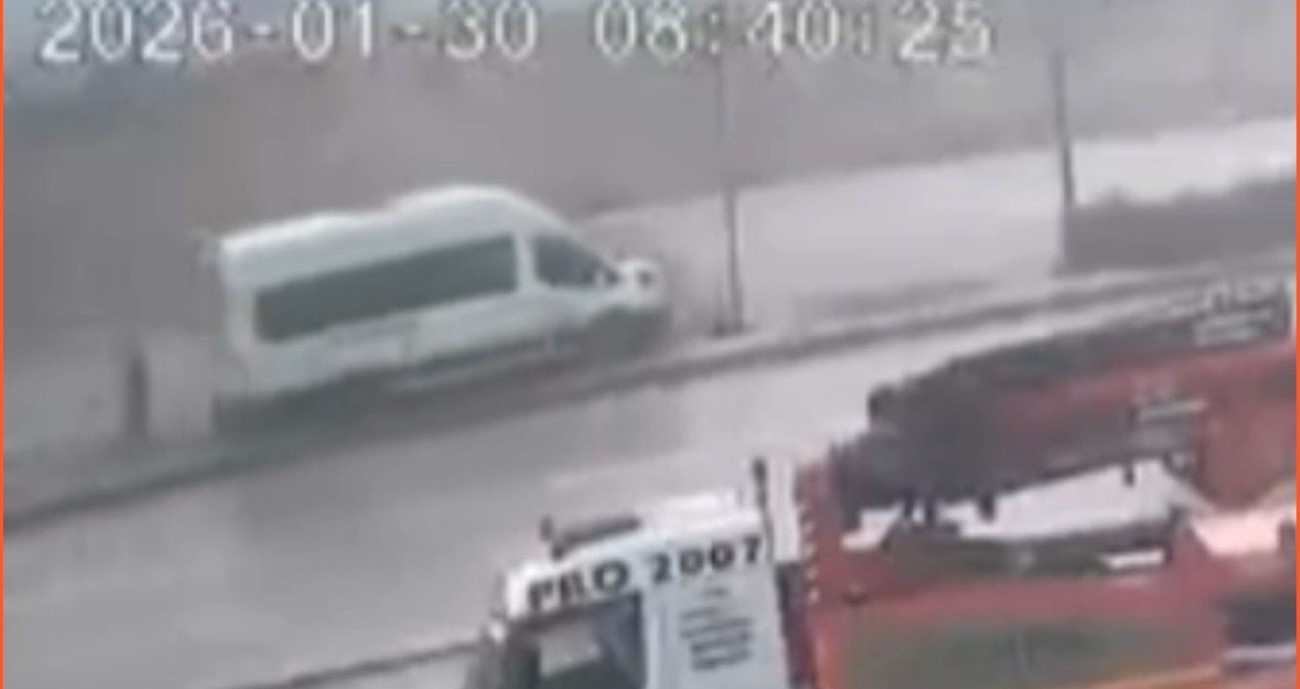 Kontrolden çıkan servis refüje çıktı: Ölümden saniyelerle kurtuluş kamerada