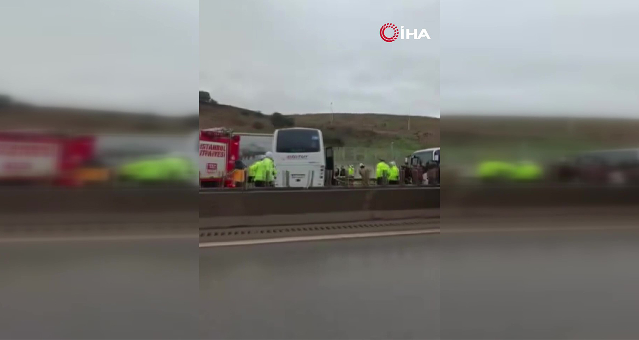 Tuzla’da servis minibüsü park halindeki tıra çarptı: 2’si ağır 13 yaralı