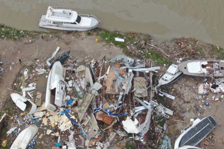 Antalya’da hortumun vurduğu tekneler vinçlerle kurtarılıyor
