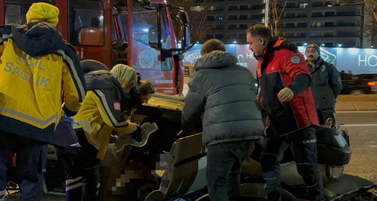 Takla atan otomobilde sıkışan arkadaşının başından ayrılmadı