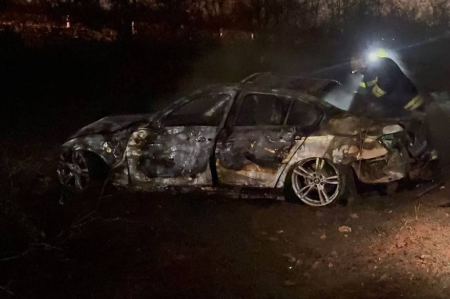 Şarampole uçan otomobil alev aldı: Canlarını son anda kurtardılar