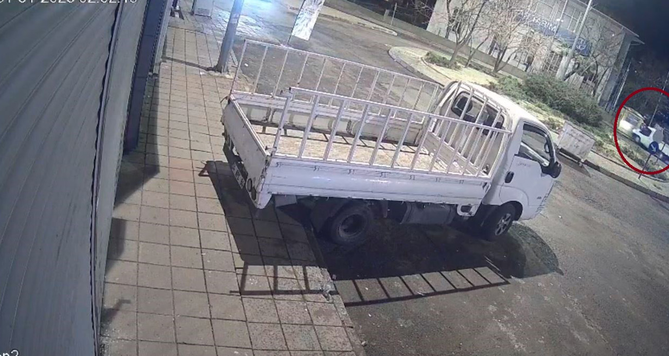 Tekirdağ’da kamyonet taksi durağına daldı, olay yerini terk etti: O anlar kamerada