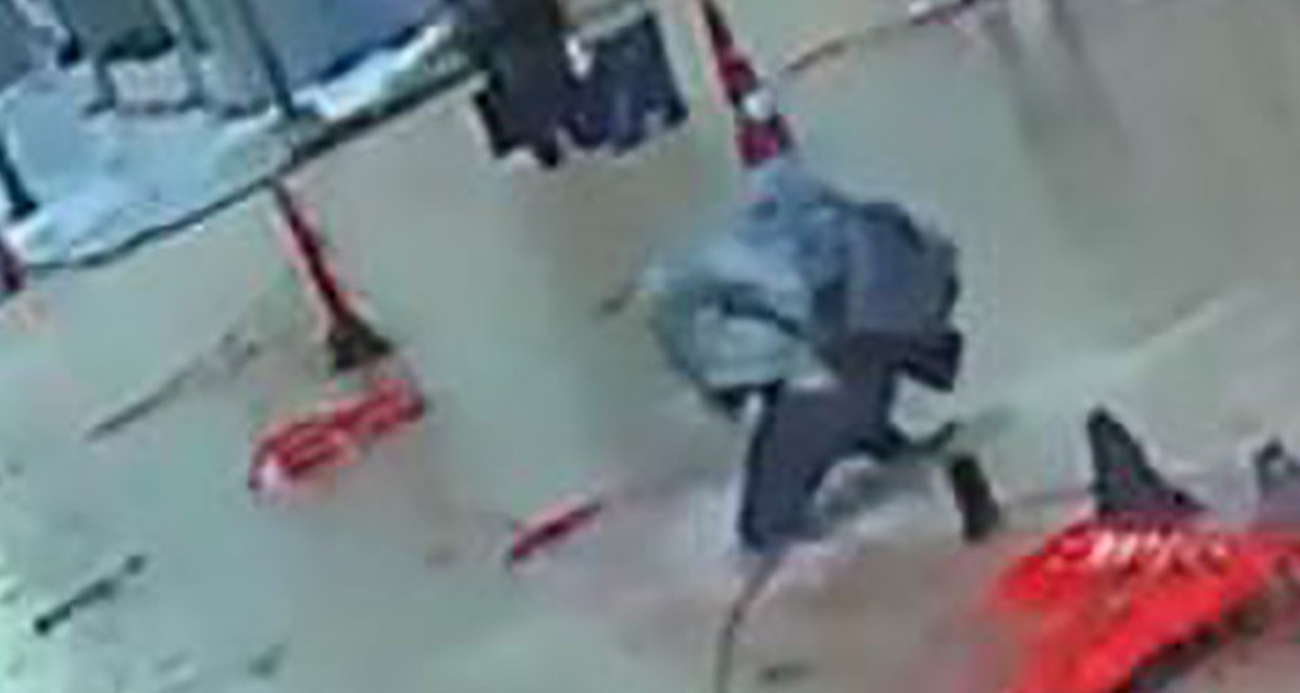 İzmir’de sağanak ve fırtına: Caddeler göle döndü, zor anlar kameraya yansıdı