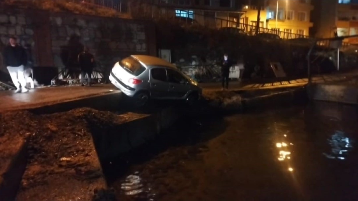 Sarıyer’de aynı yerde aynı şekilde ikinci kez bir araç mendirekte asılı kaldı