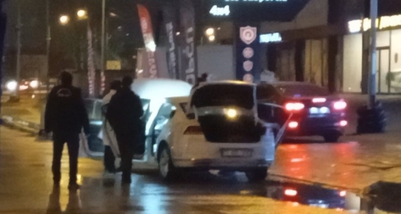 Bursa’da film gibi operasyon: Pompacı kılığına giren polis kaçan şahısları yakaladı, el bombası ve silah ele geçirildi