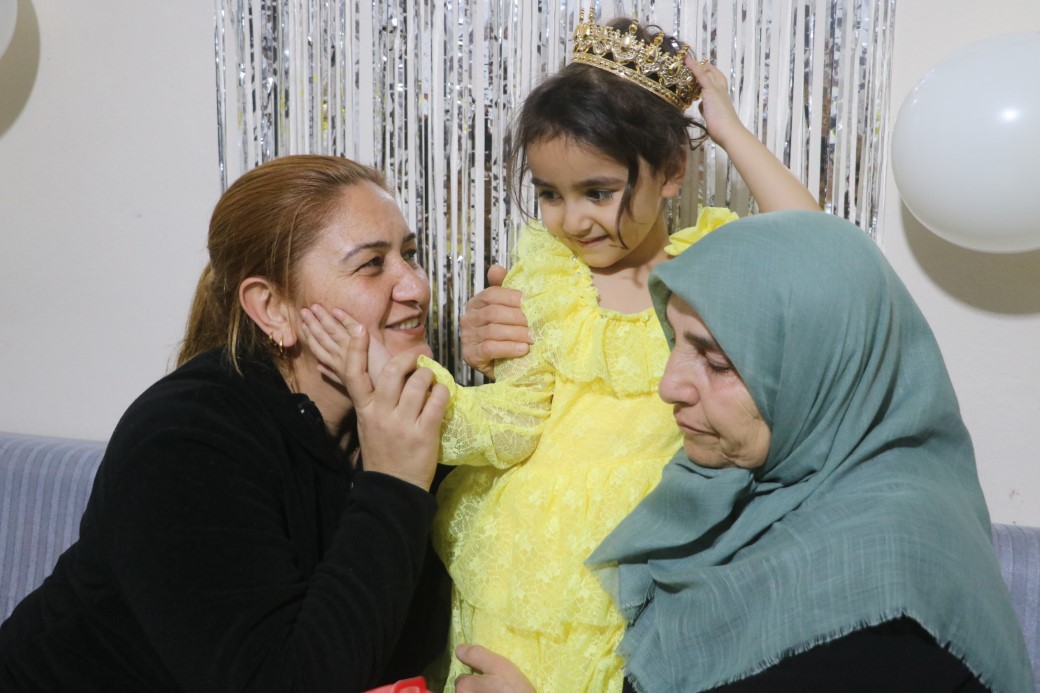 Aile fotoğrafından geriye tek kalan Alye’nin doğum gününde babaannesi gözyaşlarına boğuldu