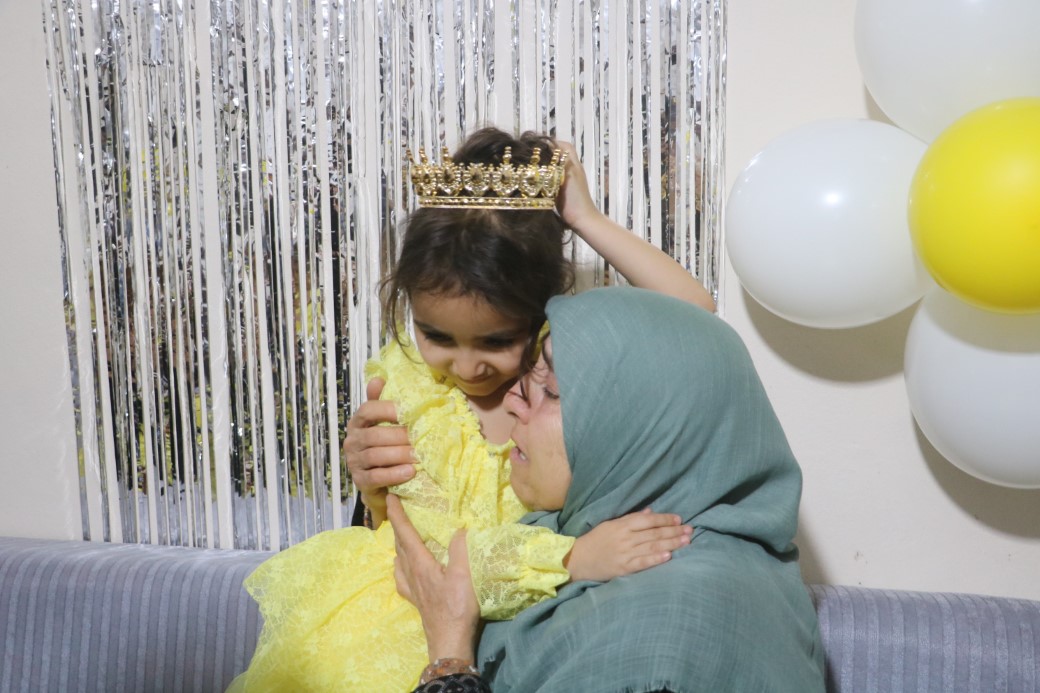 Aile fotoğrafından geriye tek kalan Alye’nin doğum gününde babaannesi gözyaşlarına boğuldu