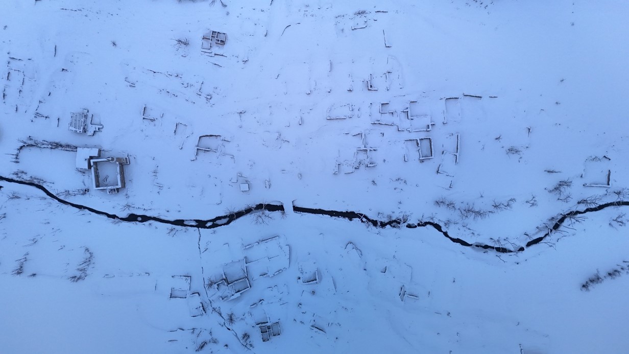 Bir zamanlar tamamen sular altında kalan köy, şimdi de kar altında kaldı