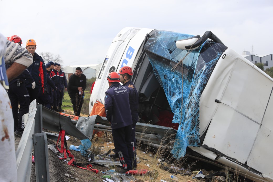 Antalya'da yolcu otobüsü şarampole yuvarlandı: 8 ölü, 26 yaralı