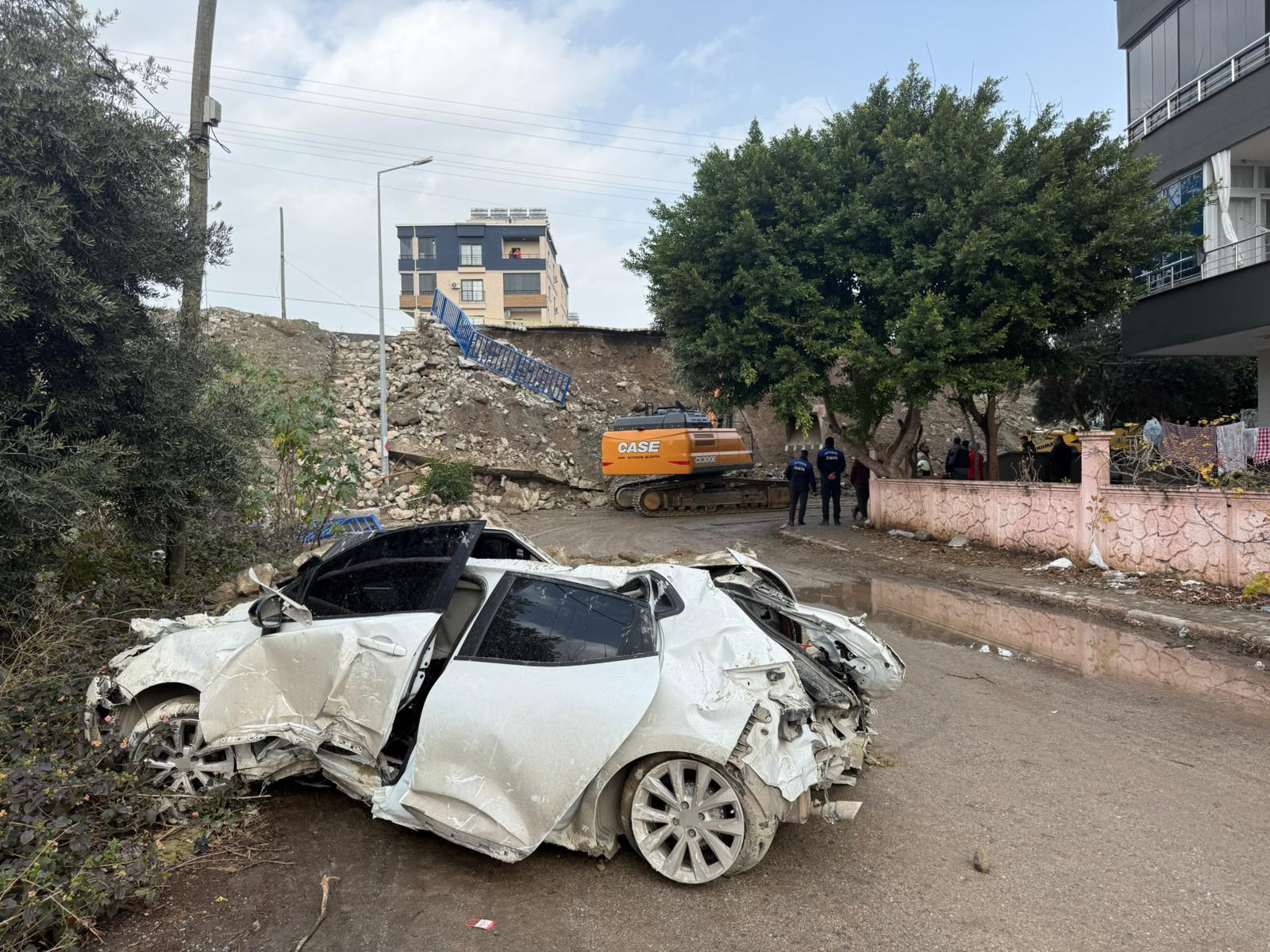 İstinat duvarının altında kalan araçlar demir yığını haline geldi