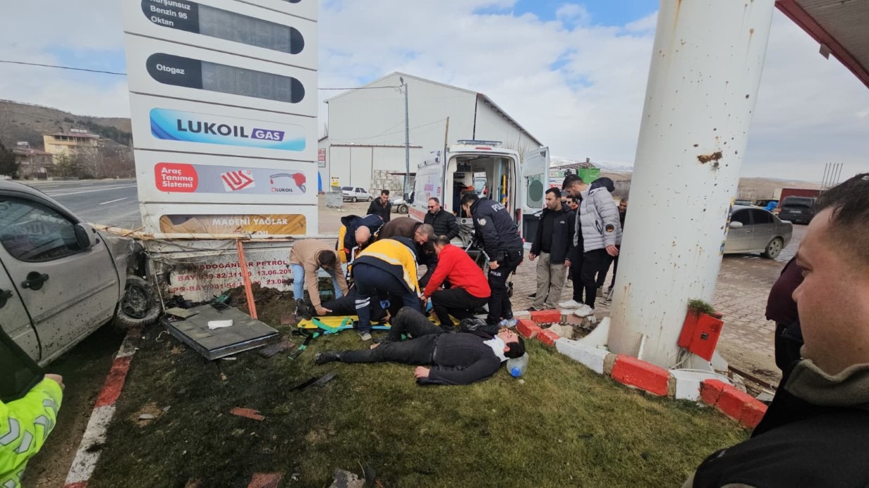 Kontrolden çıkan hafif ticari araç akaryakıt istasyonuna daldı: 2 yaralı