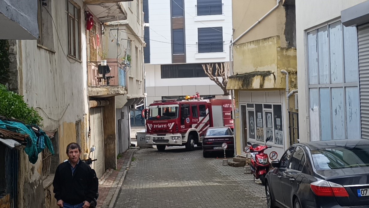 İtfaiyeye park engeli: İtfaiye erleri yangına tüplerle koşarak müdahale etti