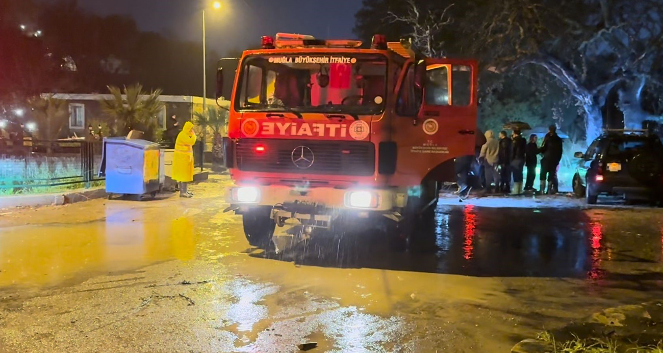Bodrum’u sağanak vurdu: Araç sürüklendi, evleri su bastı
